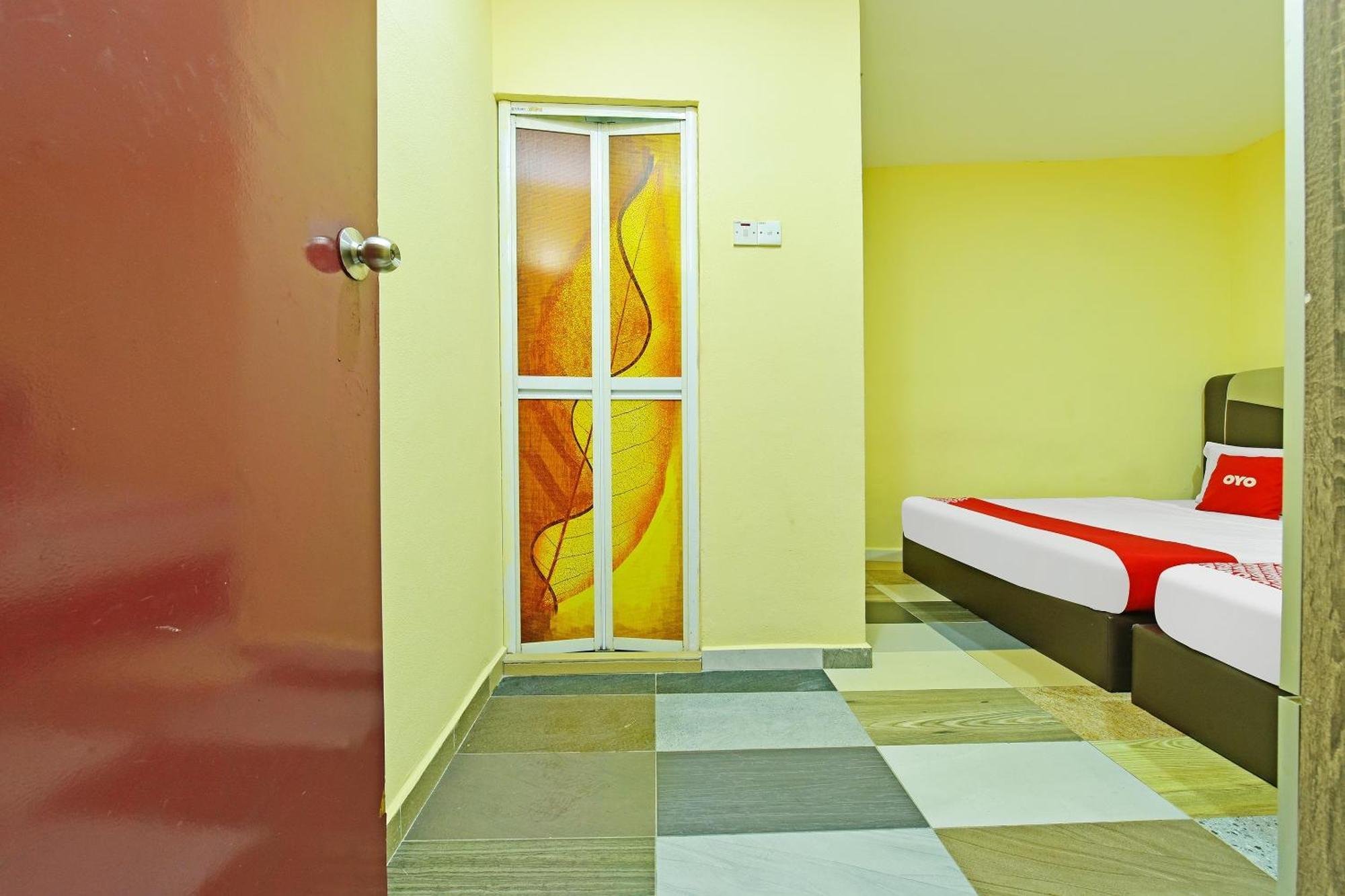 Oyo 873 Bamboo Inn Бату Феринги Екстериор снимка