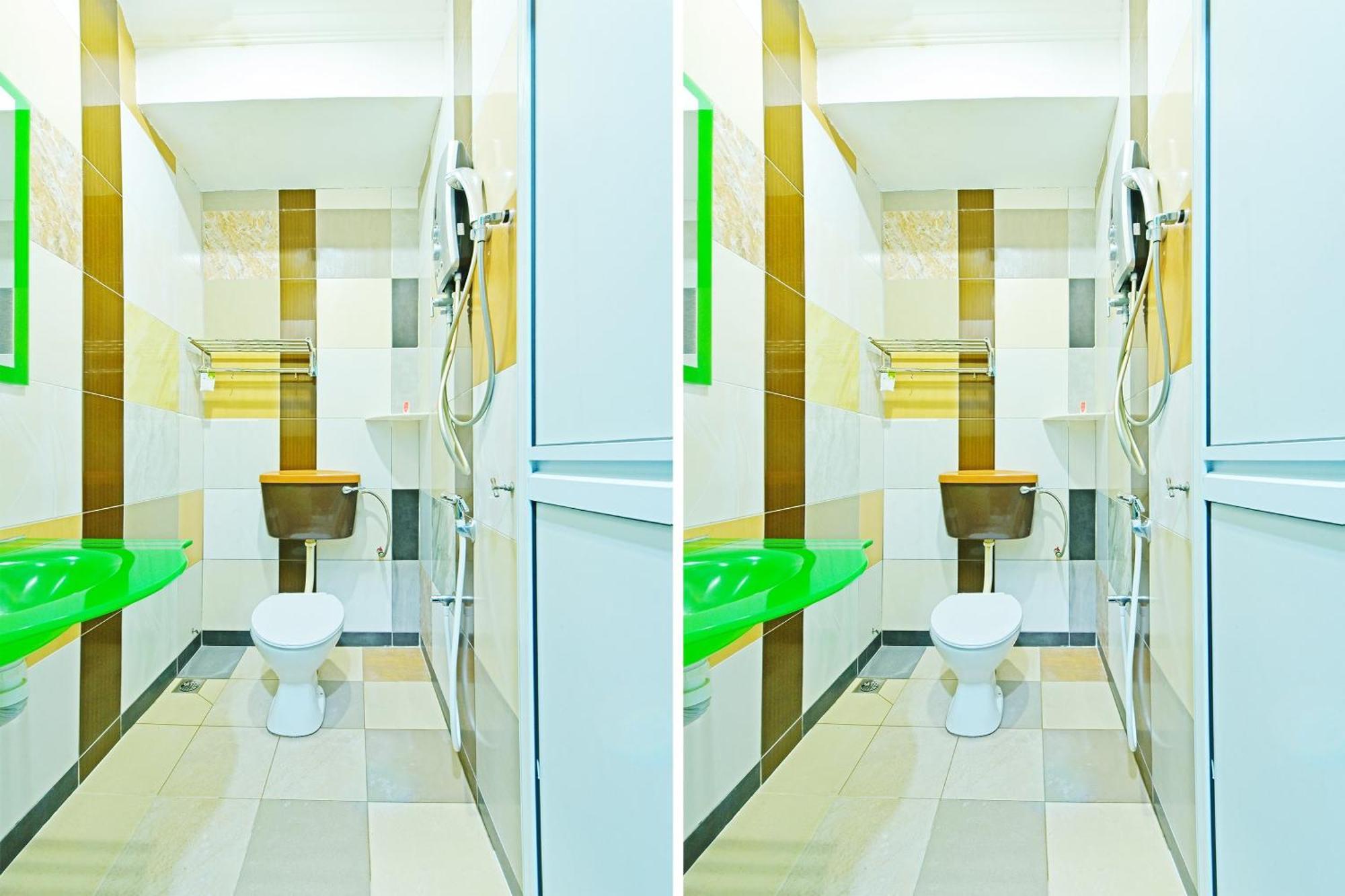 Oyo 873 Bamboo Inn Бату Феринги Екстериор снимка